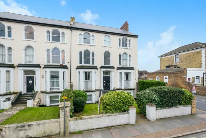 2 Bedroom Flat To Rent In Overcliffe, Gravesend, DA11