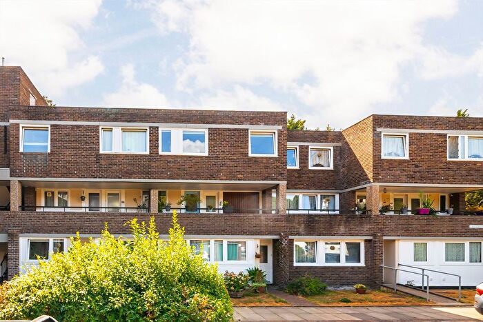 3 Bedroom Flat For Sale In Augustus Close, Brentford, TW8
