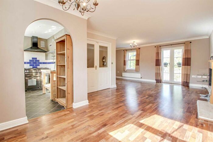 5 Bedroom Town House To Rent In Allington Circle, Kingsmead, MK4