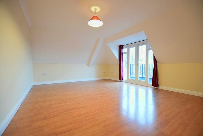 2 Bedroom Flat To Rent In Reading Road, Winnersh, RG41