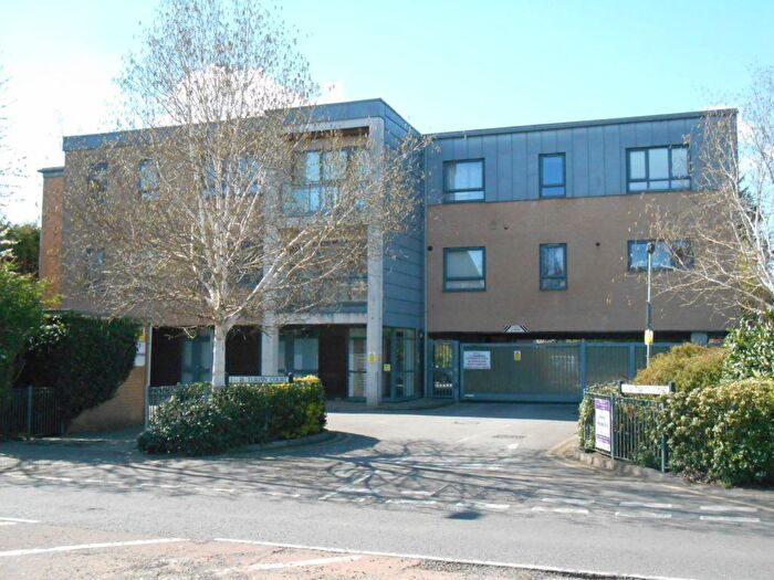 2 Bedroom Flat To Rent In Tolpits Lane, Watford, WD18