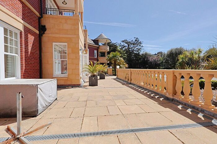2 Bedroom Flat For Sale In West Overcliff Drive, Bournemouth, BH4