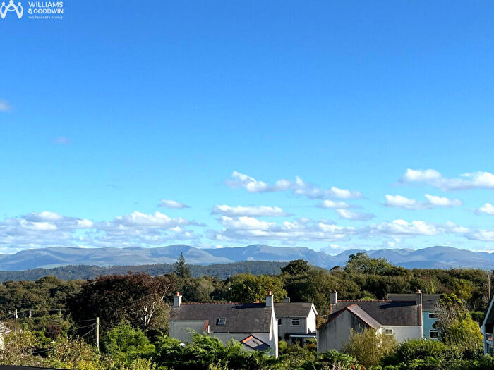 3 Bedroom Bungalow For Sale In Tynygongl, Benllech, Anglesey, LL74