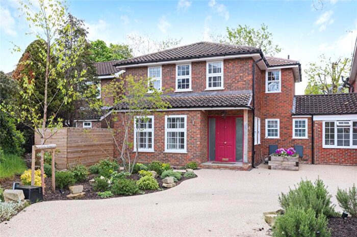 4 Bedroom Link Detached House For Sale In Darnley Park, Weybridge, Surrey, KT13