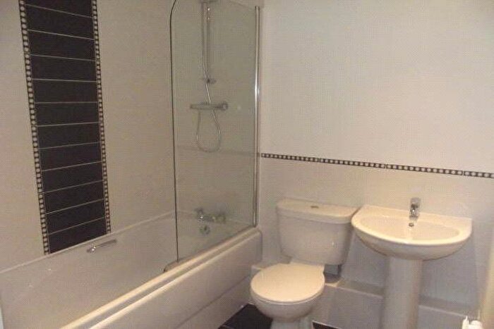 2 Bedroom Flat For Sale In Clivedon Way, Aylesbury, Buckinghamshire, HP19