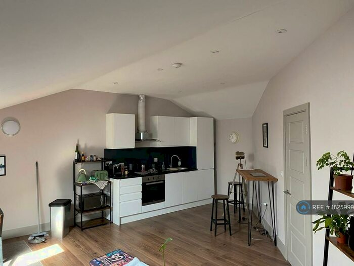 1 Bedroom Flat To Rent In Cube House, Stoke Mandeville, Aylesbury, HP22