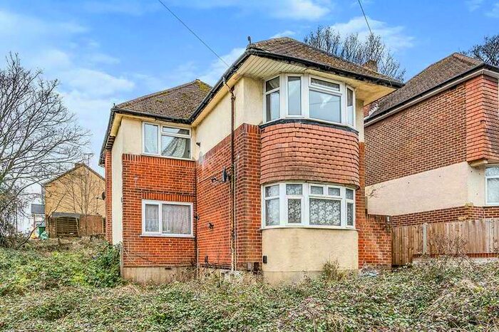 2 Bedroom Apartment To Rent In Vale Drive, Southampton, Hampshire, SO18