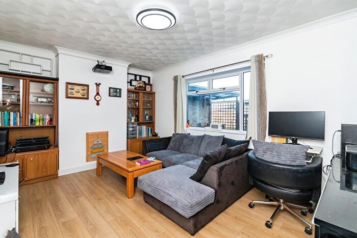 3 Bedroom End Of Terrace House For Sale In Hollingsworth Road, Lowestoft, NR32