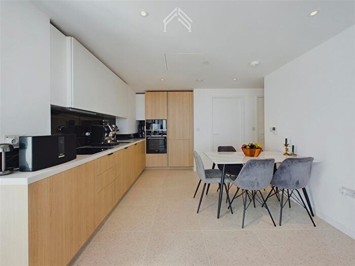 2 Bedroom Flat To Rent In Bouchon Point, London, E1