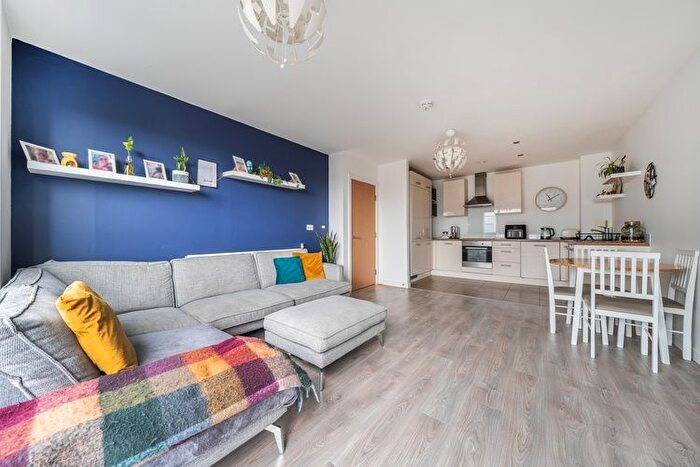 2 Bedroom Flat For Sale In Russell Square, Horley, Surrey, RH6