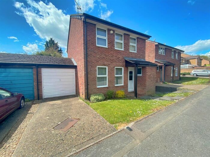 3 Bedroom Detached House To Rent In Marjoram Place, Conniburrow, Milton Keynes, MK14