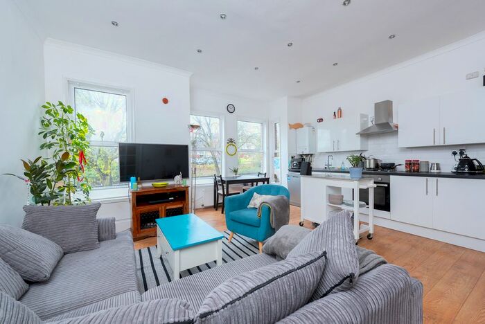 2 Bedroom Flat To Rent In Leigham Vale, London, SW16