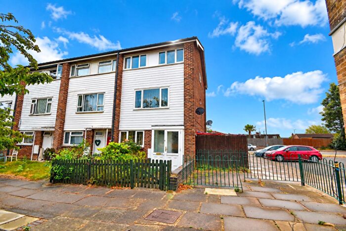 5 Bedroom End Of Terrace House For Sale In Clee Rise, Northampton, NN5