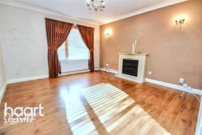 3 Bedroom End Of Terrace House For Sale In Henray Avenue, Leicester, LE2