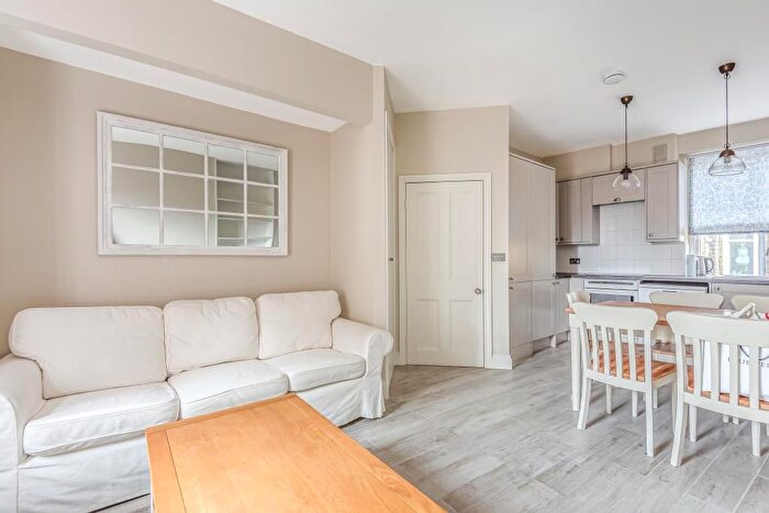 2 Bedroom Flat To Rent In Carlyle Mansions, Kensington Mall, W8