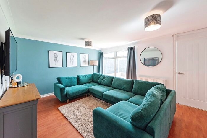 3 Bedroom End Of Terrace House For Sale In Linnet Close, Waterlooville, PO8