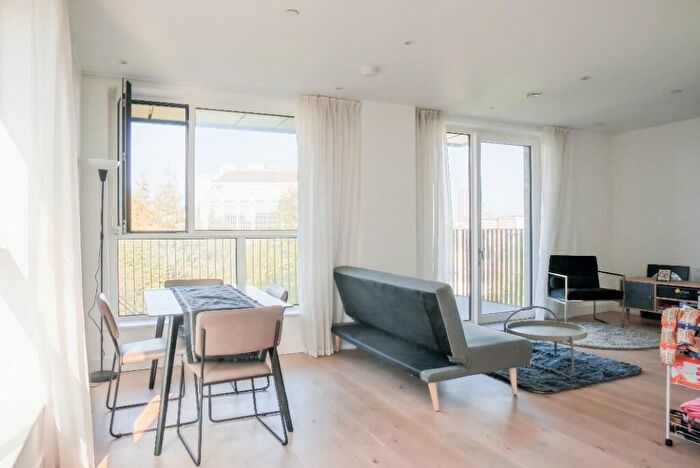 2 Bedroom Flat For Sale In Escapade Place, London, E14