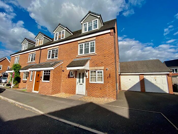 3 Bedroom End Of Terrace House To Rent In Thompson Avenue, Tamworth, B77