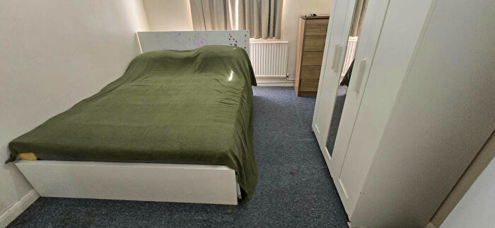 2 Bedroom Flat To Rent In York Road, Ilford, Essex, IG1