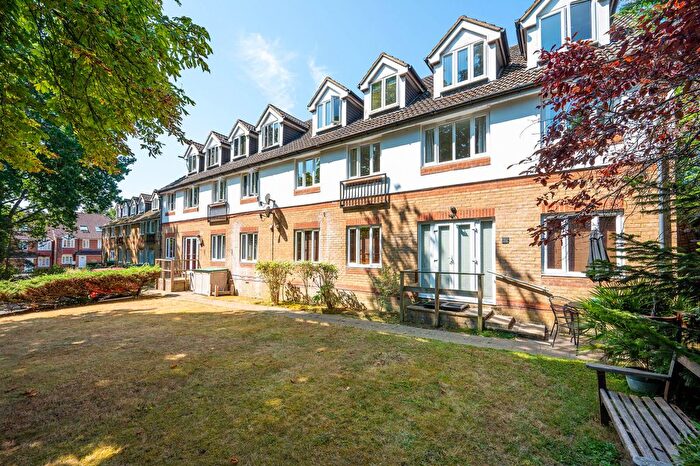 2 Bedroom Flat For Sale In Alexandra Gardens, Knaphill, Woking, GU21