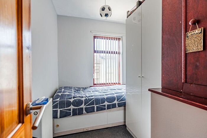 3 Bedroom Terraced House For Sale In Ravens Croft, Dewsbury, WF13