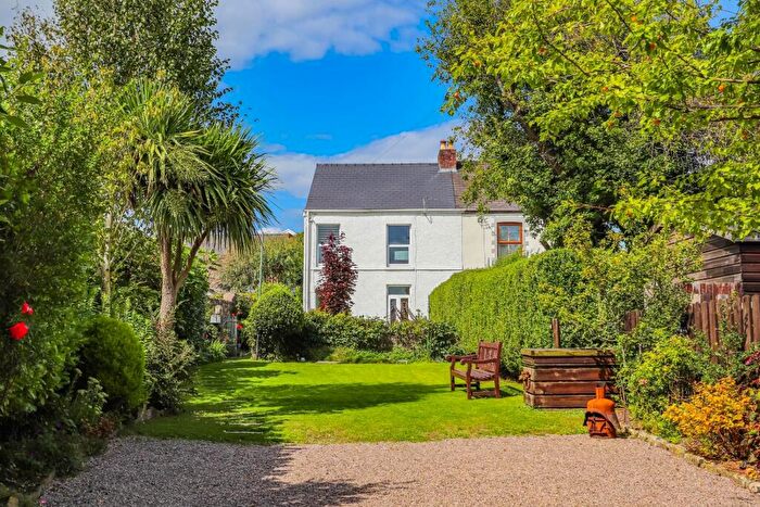 3 Bedroom End Of Terrace House For Sale In Minffrwd Road, Pencoed, Bridgend, CF35