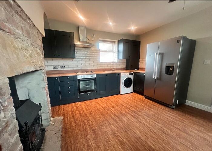 2 Bedroom Flat To Rent In Woodhouse Hill Road, Leeds, LS10