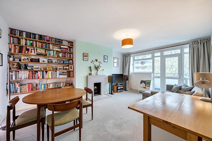2 Bedroom Flat For Sale In Brockley Road, London, SE4
