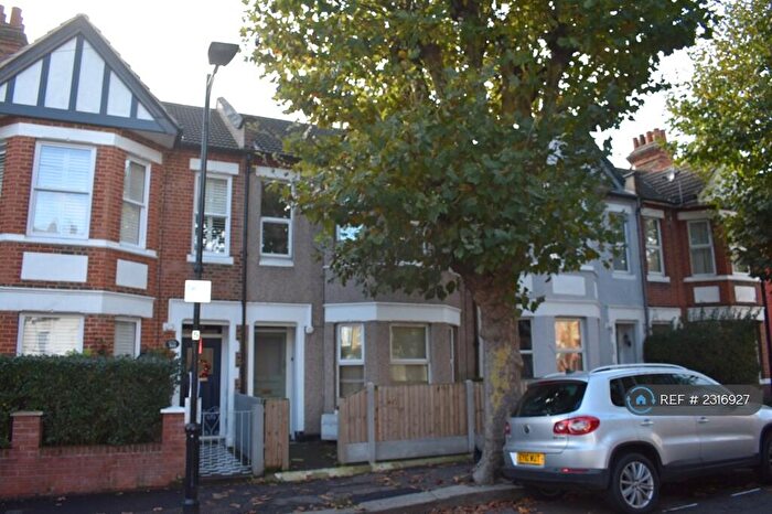2 Bedroom Flat To Rent In St. Helens Road, Westcliff-On-Sea, SS0