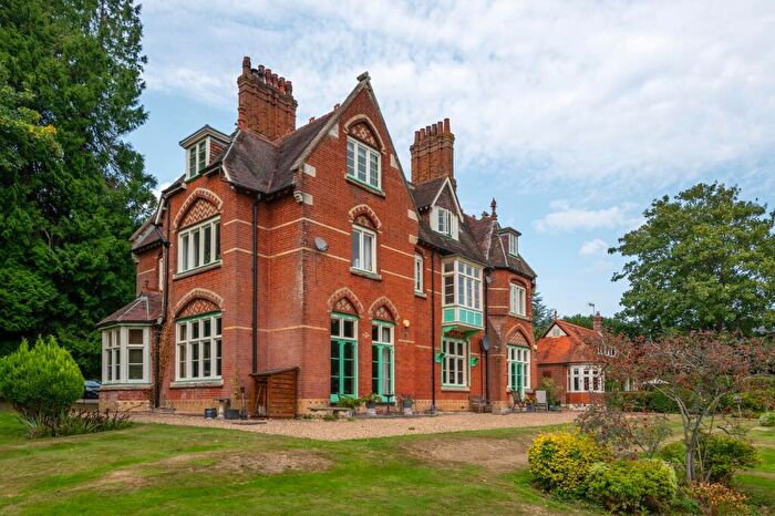 3 Bedroom Apartment For Sale In Old Reigate Road, Betchworth, RH3