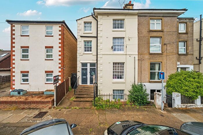 1 Bedroom Flat For Sale In Pier Road, Northfleet, Gravesend, DA11