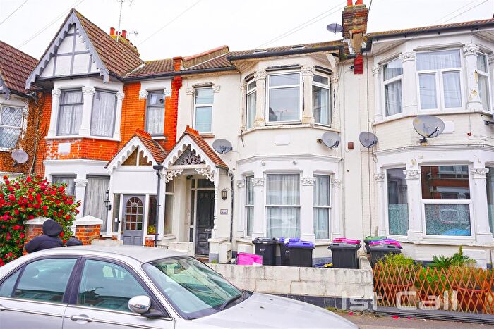 1 Bedroom Flat For Sale In Westborough Road, Westcliff-On-Sea, SS0