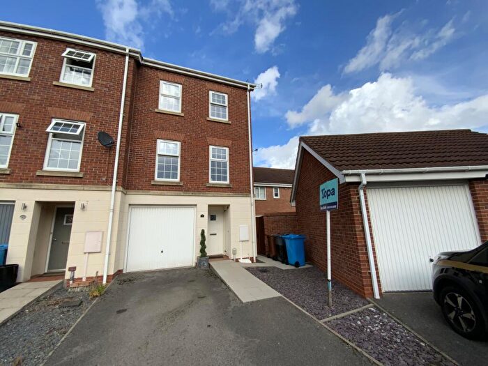 3 Bedroom Terraced House For Sale In Dovestone Way, Kingswood, Hull, HU7