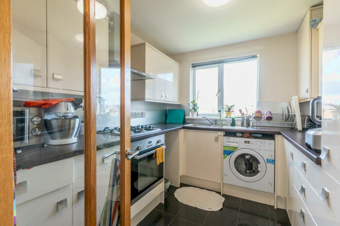 2 Bedroom Flat To Rent In Firrhill Crescent Edinburgh United Kingdom, EH13