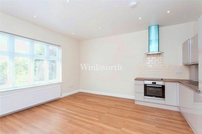 2 Bedroom Flat To Rent In Templars Avenue, London, NW11
