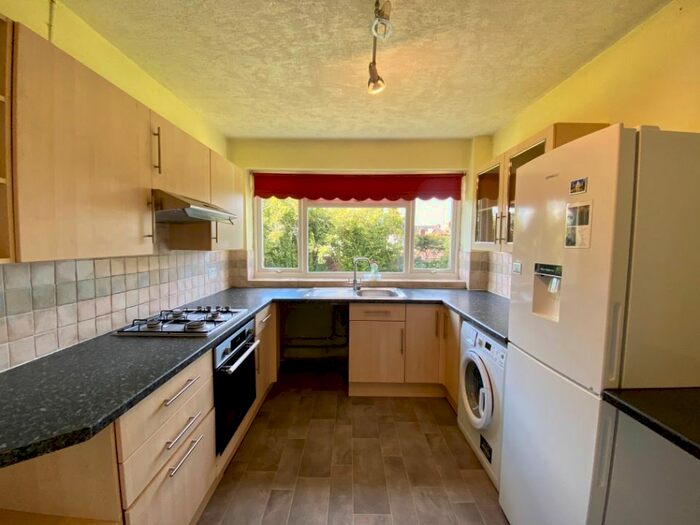 2 Bedroom Flat To Rent In Meadow Court, Anchor Meadow, Farnborough, GU14