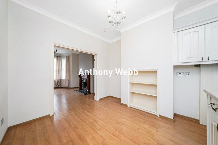 3 Bedroom Terraced House For Sale In Park Avenue, Palmers Green, N13