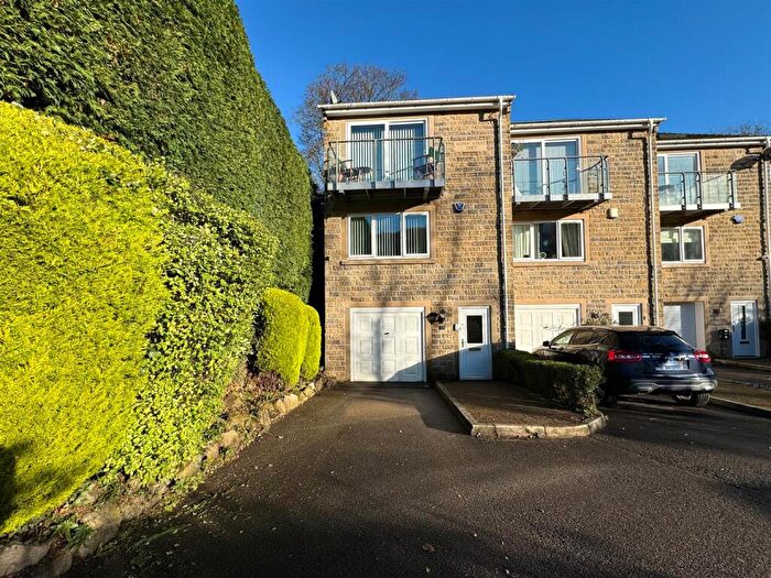 3 Bedroom Town House For Sale In Acorn Court, Oughtibridge, S35