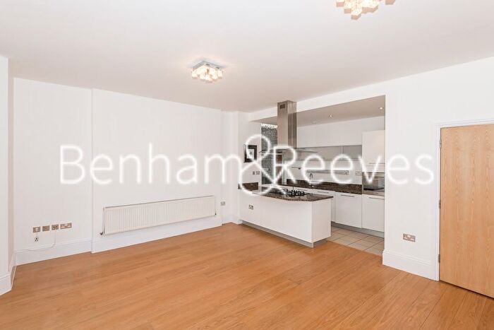 3 Bedroom Flat To Rent In Nevern Square, Earl's Court, SW5