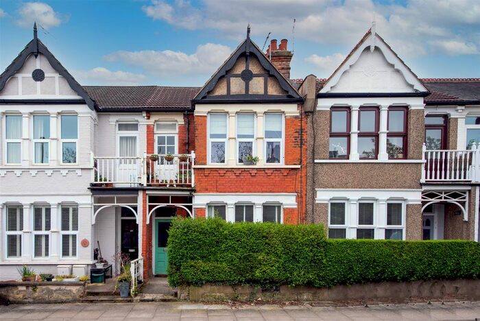 2 Bedroom Flat To Rent In Squires Lane, London, N3