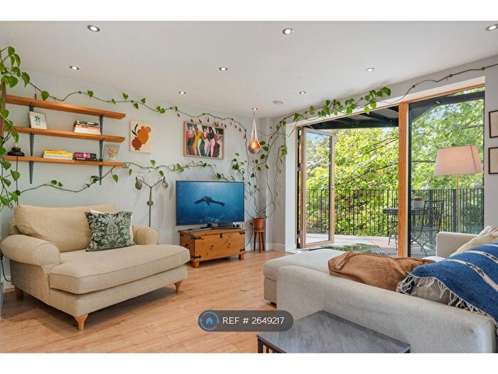 3 Bedroom Flat To Rent In Upper Clapton Road, London, E5