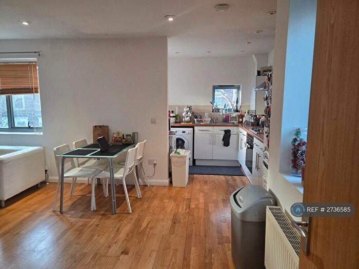 2 Bedroom Flat To Rent In Bouvier Court, London, SE22