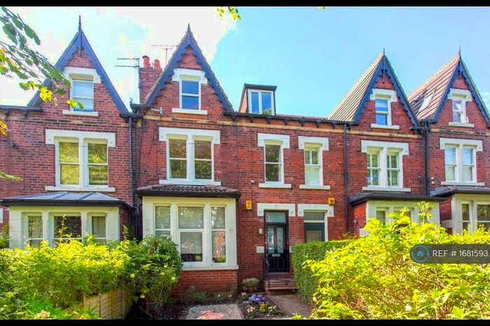 3 Bedroom Flat To Rent In Roundhay, Leeds, LS8