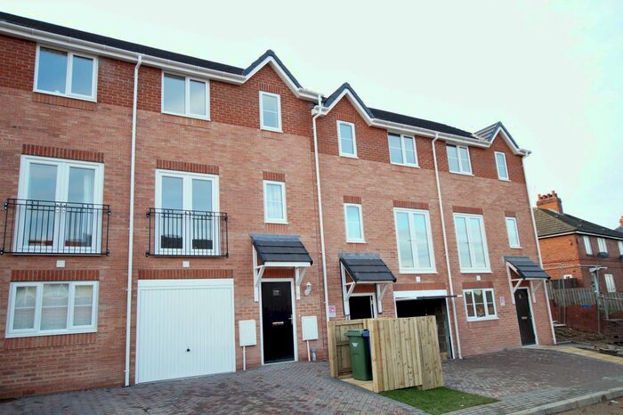 3 Bedroom Town House To Rent In Heather Rise, Scarborough, YO12