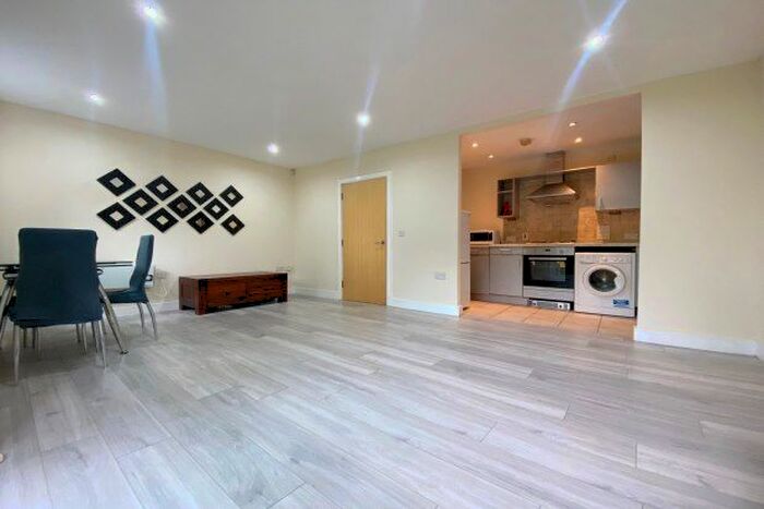 2 Bedroom Flat To Rent In Hither Green Lane, London, SE13