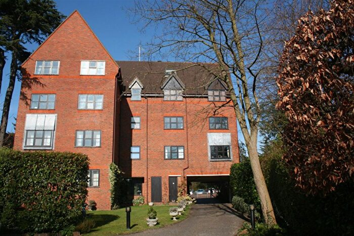 2 Bedroom Flat To Rent In Station Road, Leatherhead, KT22