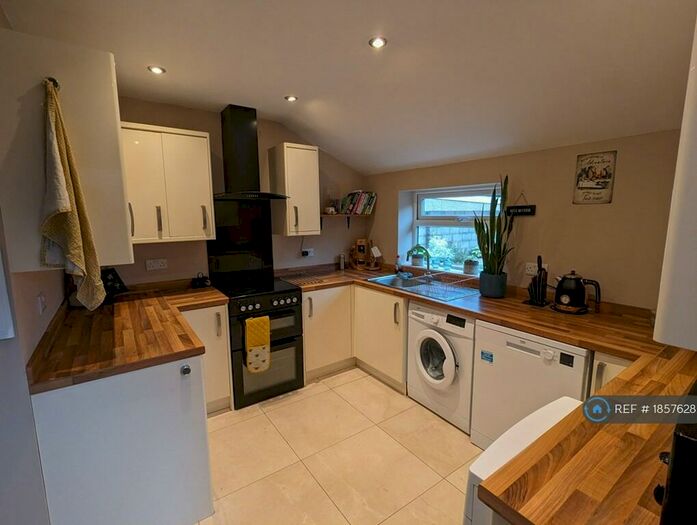 3 Bedroom Detached House To Rent In Ensbury Park Road, Bournemouth, BH9