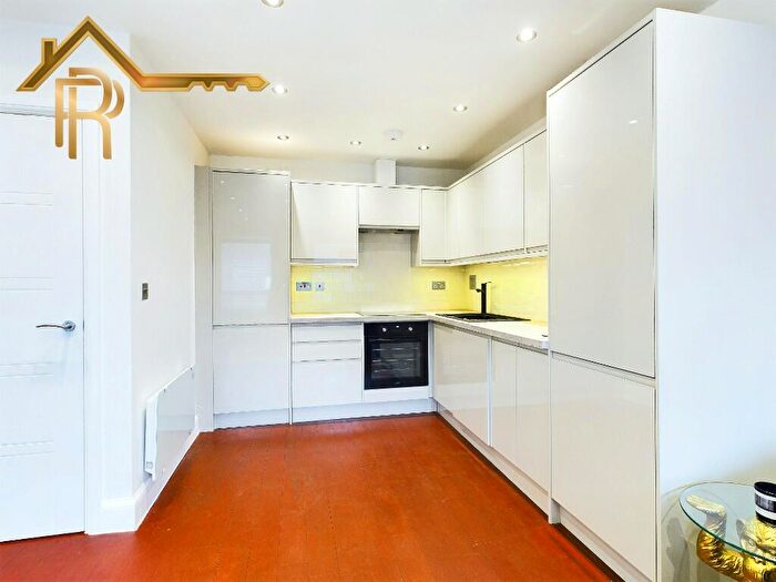 2 Bedroom Flat For Sale In High Street, Brentwood, Essex, CM14