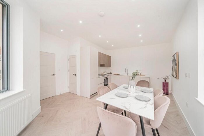 3 Bedroom House For Sale In Bowes Road, Powys Mews, N13
