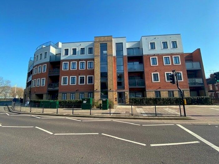 2 Bedroom Flat To Rent In High Street, Aylesbury, HP20
